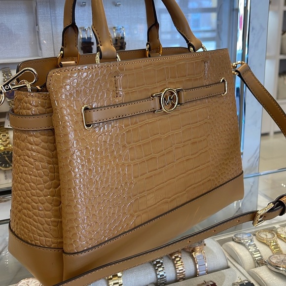 MICHAEL KORS
Reed Large Leather Belted Satchel Crossbody Handbag
Deer Crocodile - Picture 16 of 16